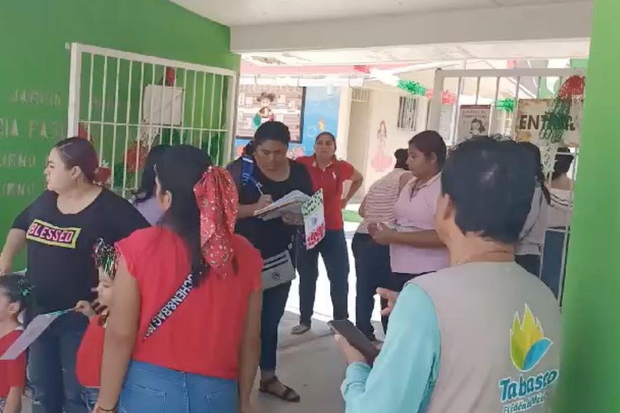 Protestan madres de familia de Jardín de Niños de Atasta por desaparición de grupo