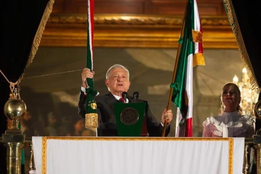 "¡Viva el amor y los migrantes!", suma AMLO en arengas durante Grito de Independencia