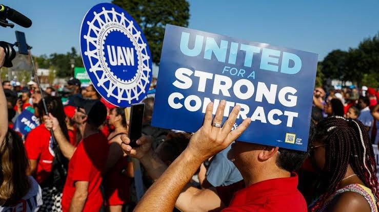 A huelga 13 mil trabajadores de General Motors, Ford y Stellantis Jeep