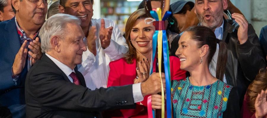 Critica AMLO al INE por pedirle bajar foto donde entrega bastón de mando a Sheinbaum