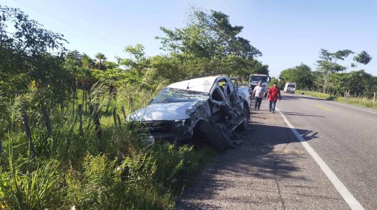 Tráiler invade carril en la Vhsa-Frontera, impacta camioneta y lesiona a 4 tripulantes