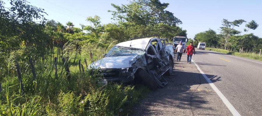 Tráiler invade carril en la Vhsa-Frontera, impacta camioneta y lesiona a 4 tripulantes