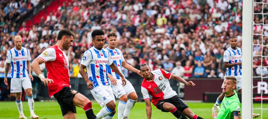 ¡Sigue en plan goleador! "Santi" Giménez anota y da asistencia en goleada del Feyenoord