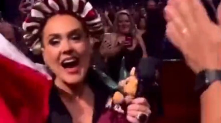 ¡Ya eres mexicana! Adele canta con bandera de México en Las Vegas