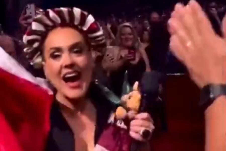 ¡Ya eres mexicana! Adele canta con bandera de México en Las Vegas