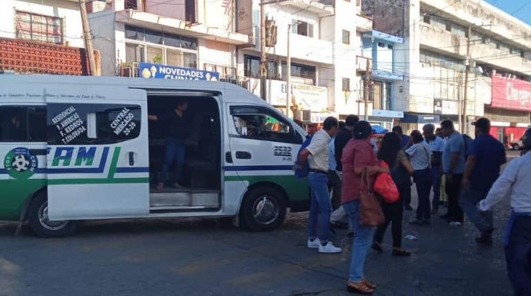 Por ganar pasaje, chofer de combi atropella a mujer en el mercado Pino Suárez