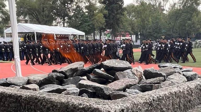 Asiste Cienfuegos a encendido del ´Fuego de la lealtad´ del HCM en Popotla