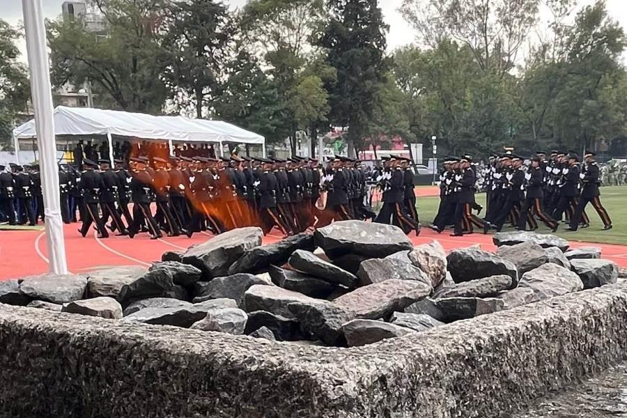 Asiste Cienfuegos a encendido del ´Fuego de la lealtad´ del HCM en Popotla