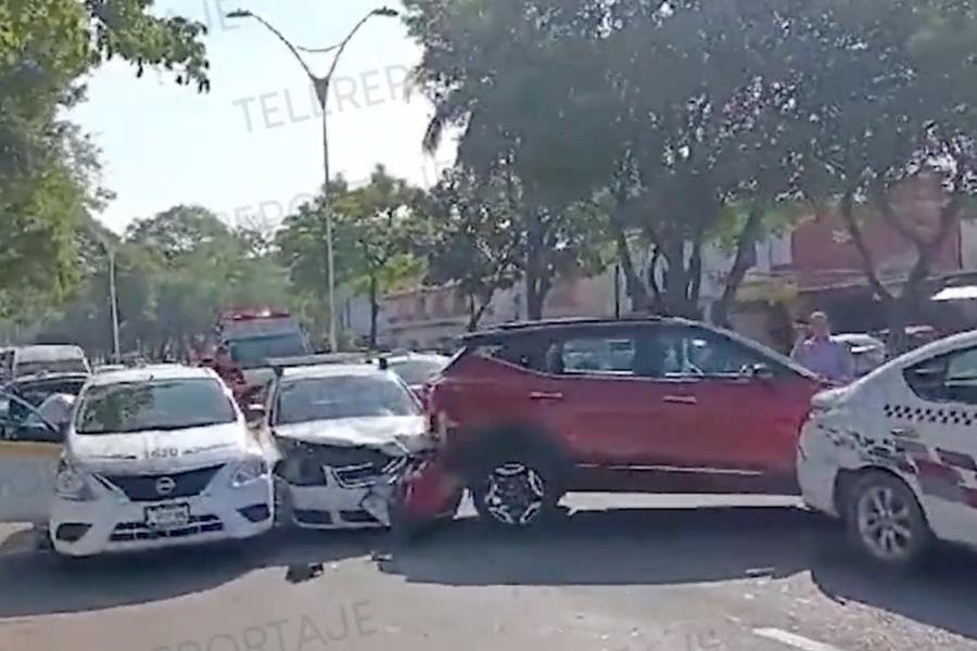 Taxista provoca carambola de 5 autos en Ruiz Cortines