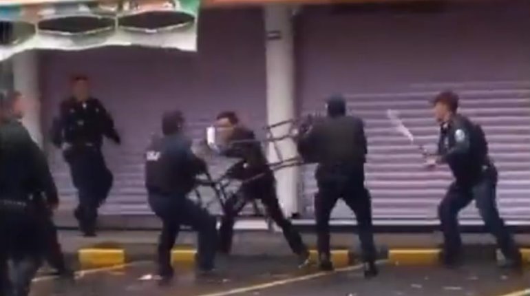 A sillazos y golpes policías de la CDMX someten a sujeto armado con cuchillos