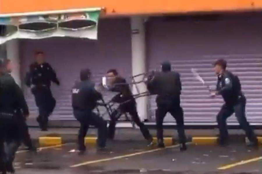 A sillazos y golpes policías de la CDMX someten a sujeto armado con cuchillos