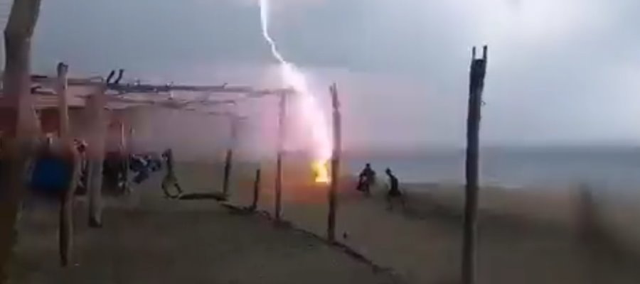 ¡Impresionante! 2 personas son alcanzadas por un rayo en playa de Aquila, Michoacán