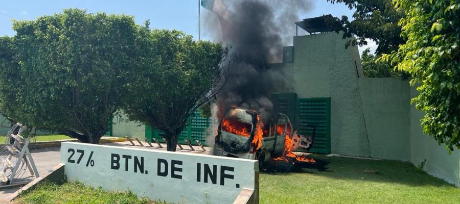 Normalistas de Ayotzinapa atacan cuartel militar en Iguala; militares lanzan gases lacrimógenos