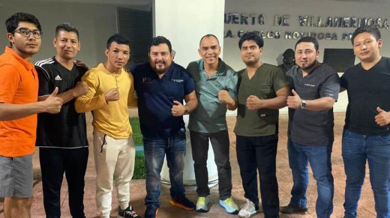 Arriba a Tabasco el boxeador ´Kiko´ Guzmán tras su pelea en Japón