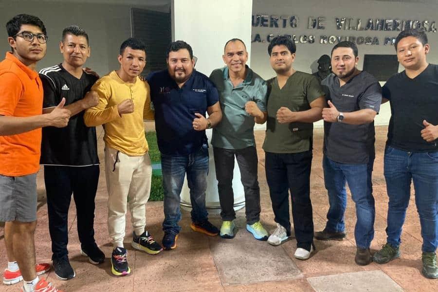 Arriba a Tabasco el boxeador ´Kiko´ Guzmán tras su pelea en Japón