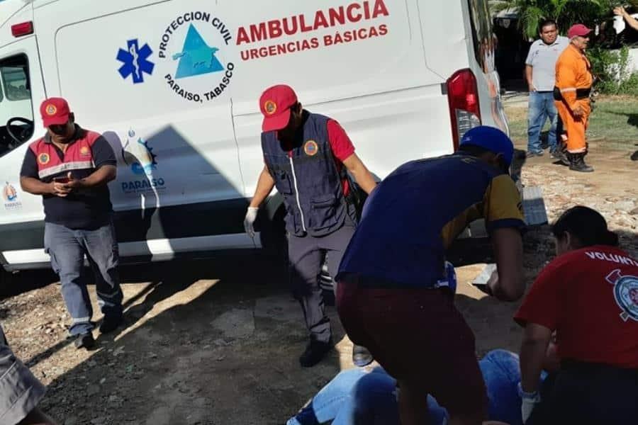 ¡Libra la muerte! Motociclista se salva de ser aplastada por tráiler en Paraíso