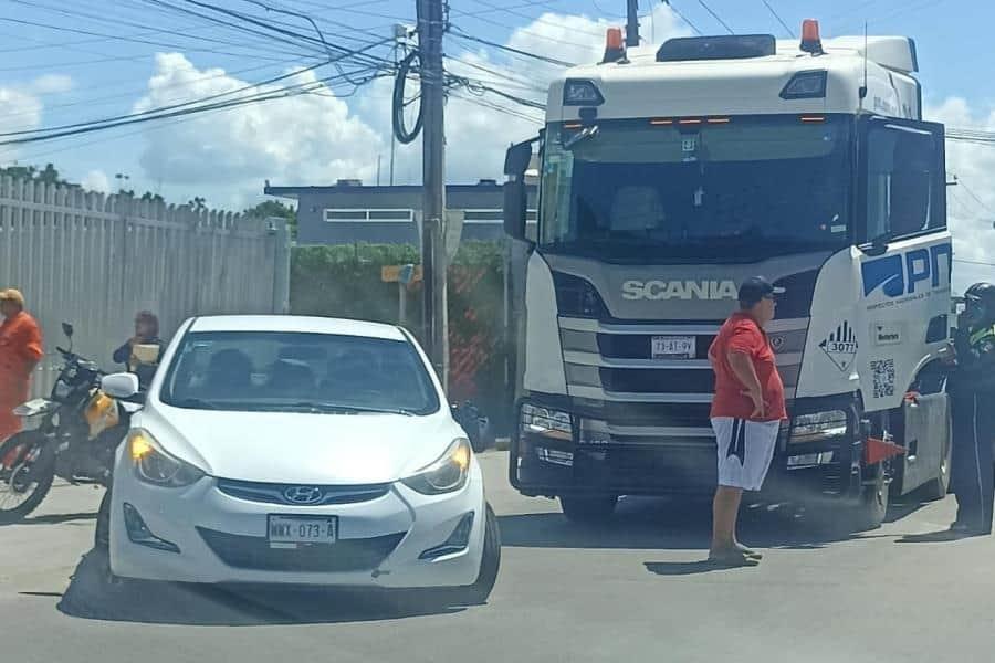 Le intenta ganar paso a tráiler y choca en Paraíso