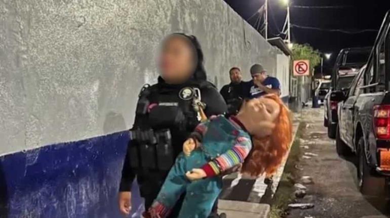 Arrestan a muñeco Chucky y a su dueño, por portación de arma blanca y atemorizar a transeúntes, en Coahuila