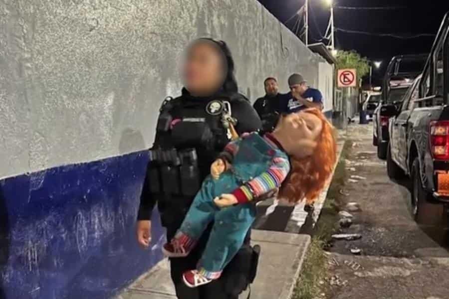 Arrestan a muñeco Chucky y a su dueño, por portación de arma blanca y atemorizar a transeúntes, en Coahuila