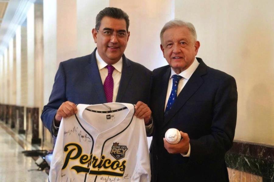 Obsequian a AMLO jersey de Campeones de Serie del Rey 2023