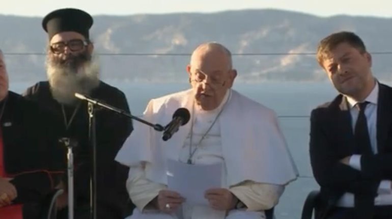 Papa rinde homenaje a migrantes fallecidos en el mar, durante visita a Marsella