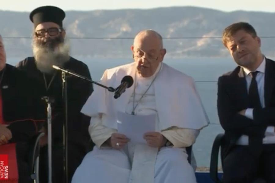 Papa rinde homenaje a migrantes fallecidos en el mar, durante visita a Marsella