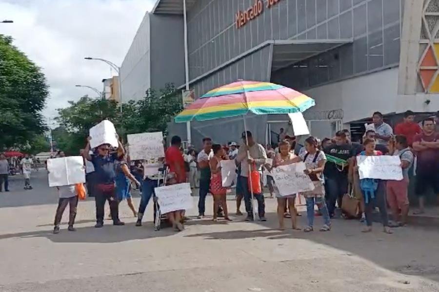 Bloquean ambulantes calles frente al Pino Suárez