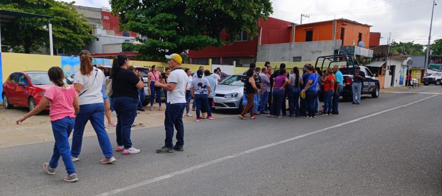 Padres de primaria en Atasta denuncian irregularidades en programa federal