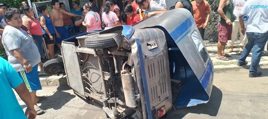 Combi impacta pochimóvil en Tamulté de las Sabanas