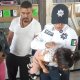 Policía de Naucalpan salva a niña de ahogamiento; se había tragado una moneda