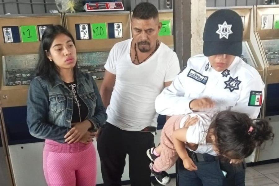 Policía de Naucalpan salva a niña de ahogamiento; se había tragado una moneda