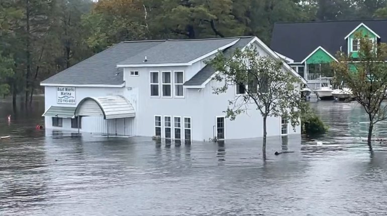 Tormenta "Ophelia" golpea Carolina del Norte y deja a miles sin electricidad