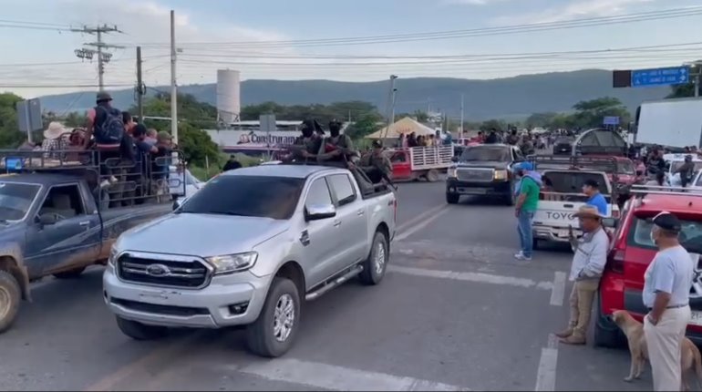 Habitantes vitorean a presuntos integrantes del Cártel de Sinaloa al arribar en caravana a Chiapas