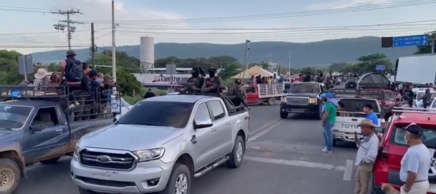 Habitantes vitorean a presuntos integrantes del Cártel de Sinaloa al arribar en caravana a Chiapas