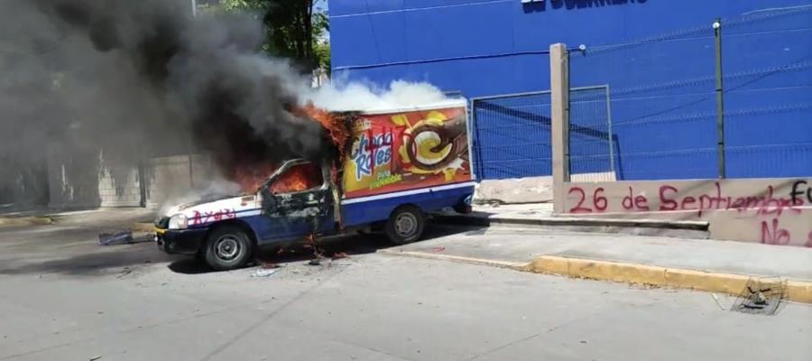 Normalistas de Ayotzinapa queman carros y protestan frente a Fiscalía de Guerrero