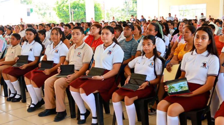 Entrega Gobierno de Centro 223 kits digitales más a estudiantes de Telesecundaria