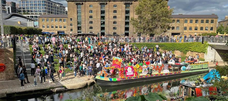 Trajinera mexicana navega por primera vez en canales de Londres