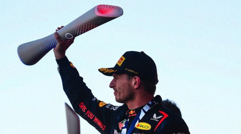 Verstappen gana trofeo que enciende luces con beso en GP de Japón