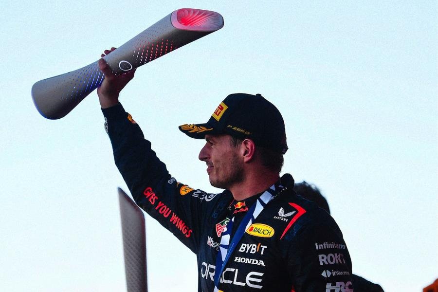 Verstappen gana trofeo que enciende luces con beso en GP de Japón