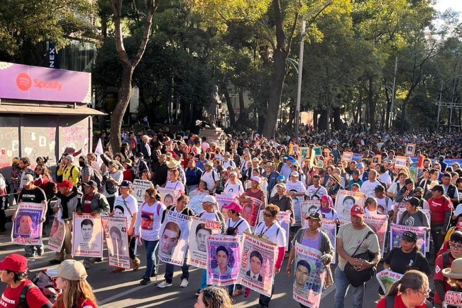 A nueve años de su desaparición, padres de los 43 normalistas de Ayotzinapa exigen justicia