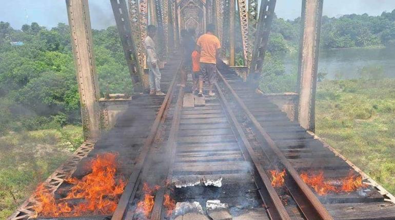 Investiga SSPC quema de durmientes de vía del tren en Huimanguillo