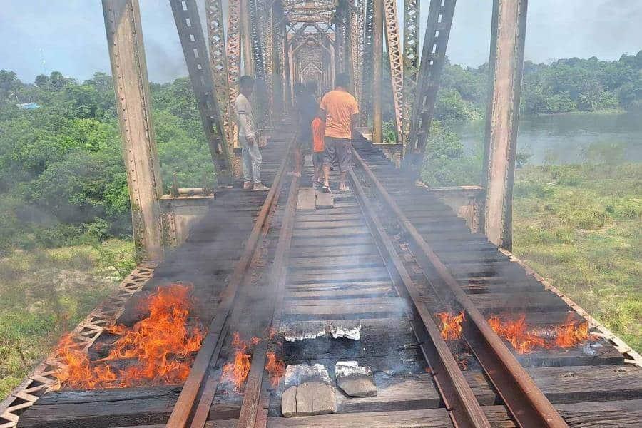 Investiga SSPC quema de durmientes de vía del tren en Huimanguillo