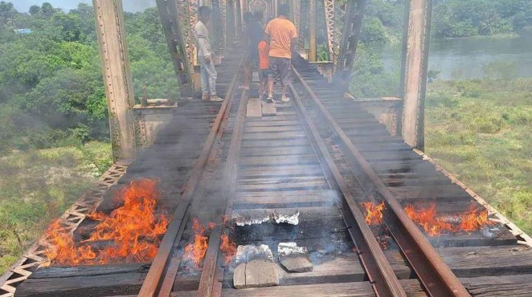 Reportan incendio en durmientes del Puente Mezcalapa, Huimanguillo