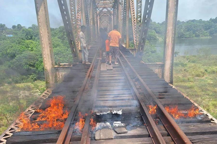 Reportan incendio en durmientes del Puente Mezcalapa, Huimanguillo