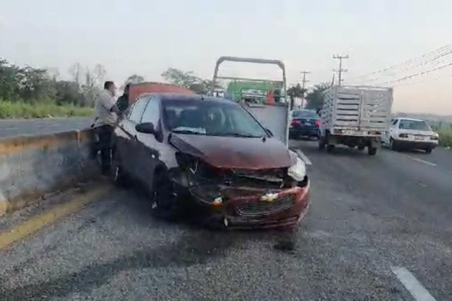 ¡Por ir a las carreras! Mujer choca contra muro de contención en la Teapa-Villahermosa