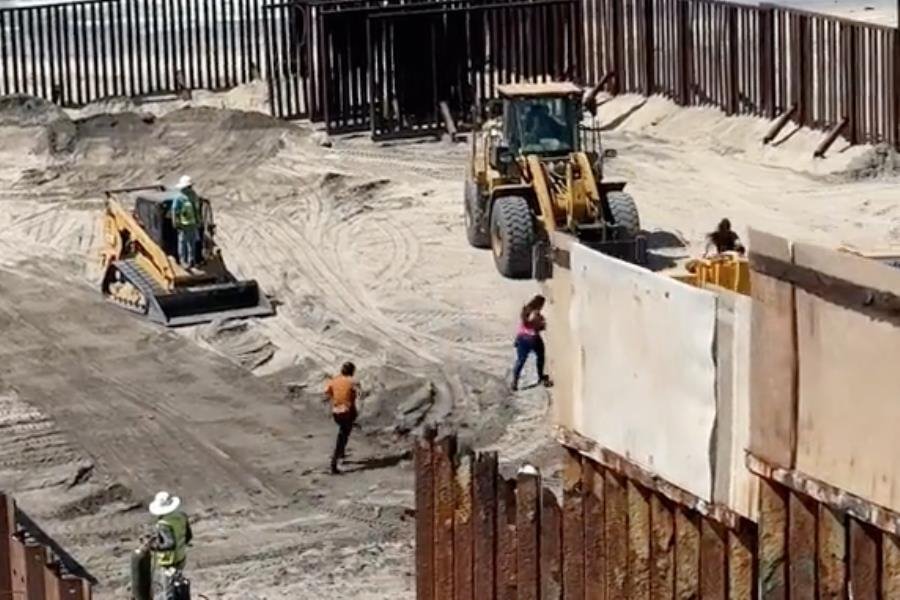 Migrantes aprovechan descuido y cruzan por muro a EE. UU. desde playa de Tijuana