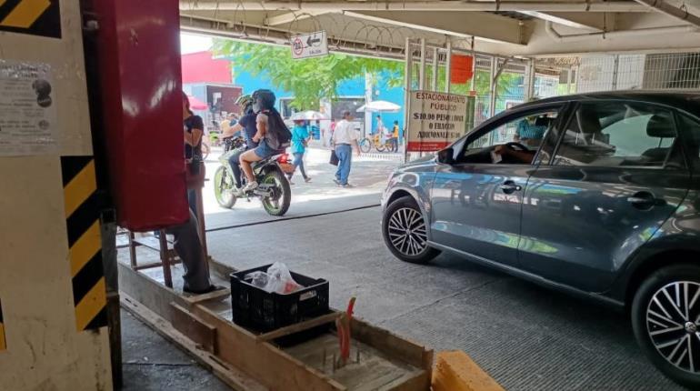 Piden locatarios del Pino Suárez les aclaren si colocación de plumas en estacionamiento los obligará a pagar acceso