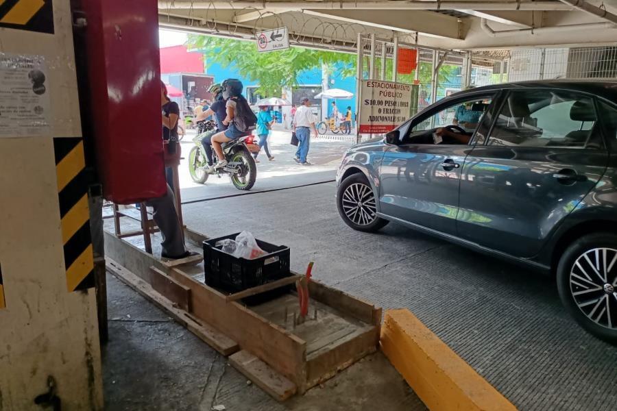 Piden locatarios del Pino Suárez les aclaren si colocación de plumas en estacionamiento los obligará a pagar acceso