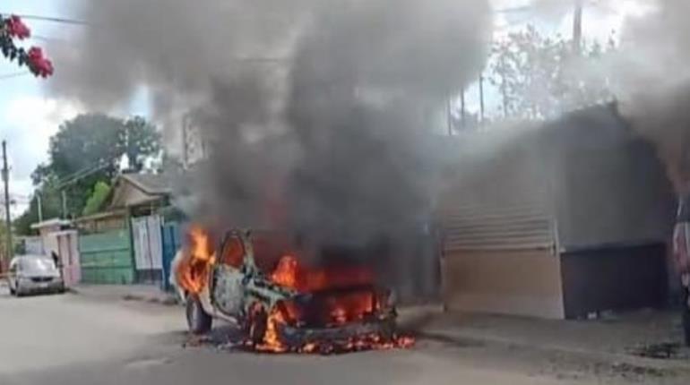 Otra vez Cárdenas; ahora incendian dos camionetas en la colonia "Camino vecinal"