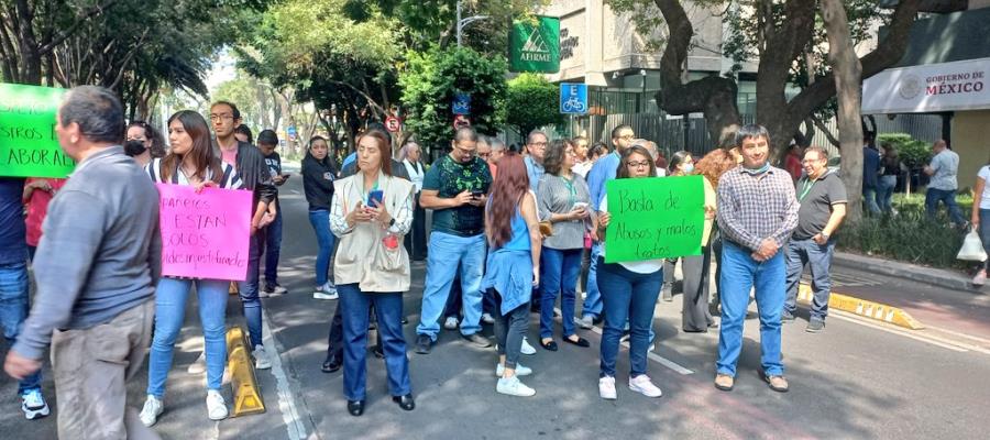 Condusef despide a sus trabajadores de confianza y realizan bloqueo